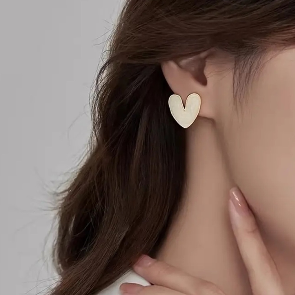 White & gold heart valentine earrings ✨🤍 - Picture 3 of 4